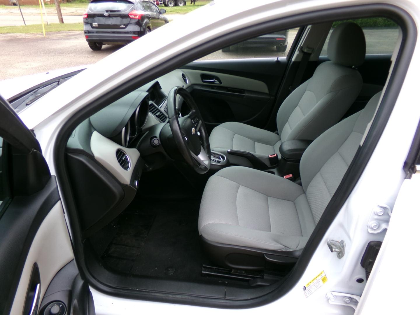 2014 White /Gray Chevrolet Cruze SE (1G1PC5SB0E7) with an 1.4L Turbo engine, automatic transmission, located at 401 First NE, Bearden, AR, 71720, (870) 687-3414, 33.726528, -92.611519 - Photo#7